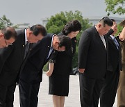 김정은, 8·15 맞아 소련군 추모…푸틴과 축전 교환