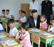 북한 김정은, 수해지역 학생들 교육준비정형 요해