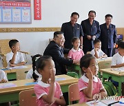 북한 김정은, 수해지역 학생들 교육준비정형 요해