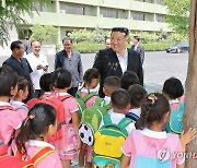 북한 김정은, 수해지역 학생들 교육준비정형 요해