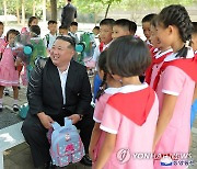 북한 김정은, 수해지역 학생들 교육준비정형 요해