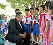 북한 김정은, 수해지역 학생들 교육준비정형 요해