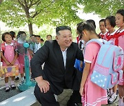 북한 김정은, 수해지역 학생들 교육준비정형 요해