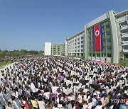 북한 김정은, 수해지역 학생들에게 선물 전달