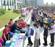 북한 김정은, 수해지역 학생들에게 선물 전달