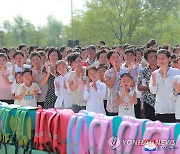 북한 김정은, 수해지역 학생들에게 선물 전달