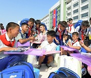 북한 김정은, 수해지역 학생들에게 선물 전달