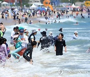 '폭염엔 바다가 최고' 부산 해수욕장 피서객 북적