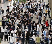 징검다리연휴 마지막날 '여행객으로 붐비는 공항'