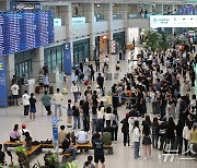 징검다리연휴 '인천공항 북적북적'