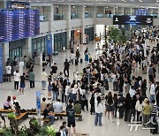 여행객으로 붐비는 인천공항