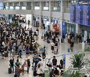 광복절 징검다리연휴 맞이해 붐비는 인천공항