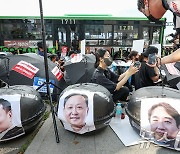 검은우산 집회에 등장한 '세 얼굴'