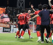 이래서 강원이 1위다, 0-2→3-2 뒤집는 역전승…‘노빠꾸’ 화력 대결서 헤더 세 방으로 끝냈다