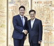 김진경 경기도의회 의장, 김동연 지사와 '깜짝 회동'…“도·도의회 간 소통 강화”