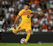 레반도프스키 '멀티골 폭발' 바르셀로나, 라리가 개막전 2-1 역전승