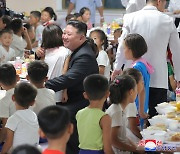 김정은의 애민? 연출?…삐쩍 마른 수재민 아이 안고 ‘찰칵’