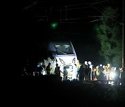 "별일이 다 있다" 멈춘 기차에 항의 빗발…부산 가던 KTX '궤도 이탈'