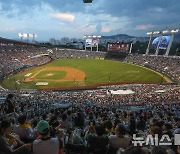 프로야구 역대 최다 관중 신기록 달성, 840만 관중 넘어