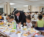 김정은, ‘애민 지도자’ 부각하려다… 삐쩍 마른 수재민 아이들만 공개