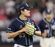 '19살 직구에 쩔쩔' 역대급 신인왕 탄생 임박, KBO 역사도 곧 쓴다…왜 우리는 김택연에 열광하나