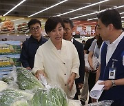 송미령 농식품부 장관, 하나로마트 양재점 찾아 농축산물 물가동향 점검