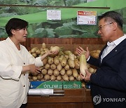 송미령 농식품부 장관, 하나로마트 양재점 찾아 농축산물 물가동향 점검