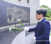 부산민주공원 참배하는 강기정 광주시장