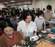 주먹밥과 고구마 배식