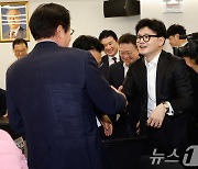 김영석 위원장과 악수하는 한동훈 대표