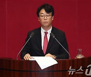 與 "이언주, 삼권분립 기본 몰라…대법원장 추천이 '셀프 특검'이냐"