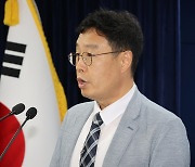 질병청 “코로나19, 이달 말까지 주당 35만명 늘어…치료제 배포중”