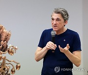 니콜라 부리오 광주비엔날레 예술감독