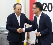 [포토]2025년도 예산안, '악수하는 추경호-최상목'