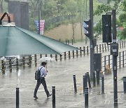 울산 서부 호우경보 발효…"하천변 산책로·지하차도 출입금지"