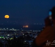 [포토]샌프란시스코 밝게 비추는 '철갑상어 블루슈퍼문'