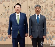 윤석열 대통령, 최영한 주브라질대사 신임장 수여