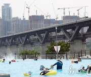 '빨간 반바지' 안전요원 행세…한강공원 수영장서 불법 촬영한 20대남