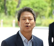 검찰 출석한 임종석 "누가 봐도 정치적, 대통령 의중 실린 수사"