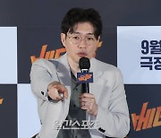 [포토] 류승완 감독, '베테랑2' 서도철 옷...9년 동안 보관