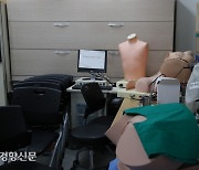 당근만 내민 교육부, 더 꿈쩍 않는 의대생