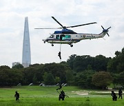 Soldiers practice hostage rescue as part of Ulchi civil defense exercise