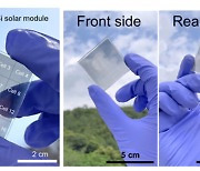 “스마트폰에 필름 붙였더니” 햇빛으로 충전…신박한 ‘태양전지’ 등장