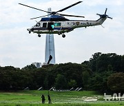 '헬기에서 내리는 경찰 특공대원들'