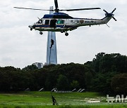 '헬기에서 내리는 경찰 특공대원들'