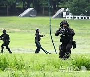 '헬기에서 내리는 경찰 특공대원들'