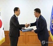 중소기업 옴부즈만 위촉장 수여하는 한총리