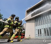 테러 화재 대응 훈련하는 소방관들