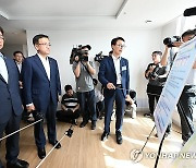 매입임대 현황 설명 듣는 최상목 부총리와 박상우 장관