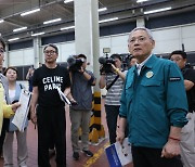 성수동 간 유인촌 “공연 안전 각 주체역할 중요, 필요하면 법 만들 것”